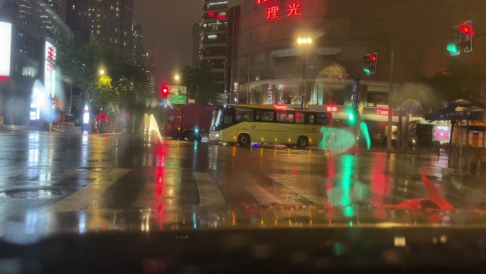 上海封城中的雨天红绿灯