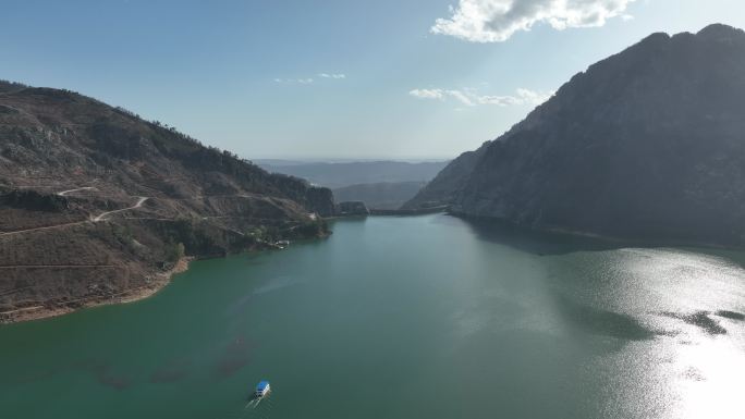 湖中旅游船绿水青山