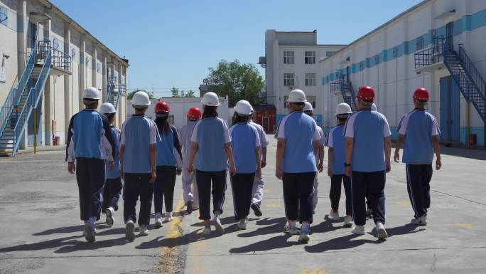 新疆学生参观工厂背影