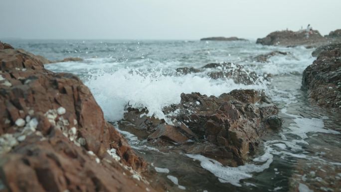 海浪拍岸礁石慢动作大气风景视频唯美实拍