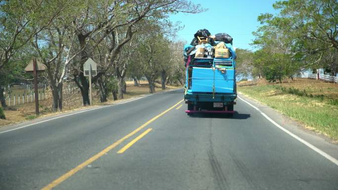 POV垃圾车在乡村公路上行驶