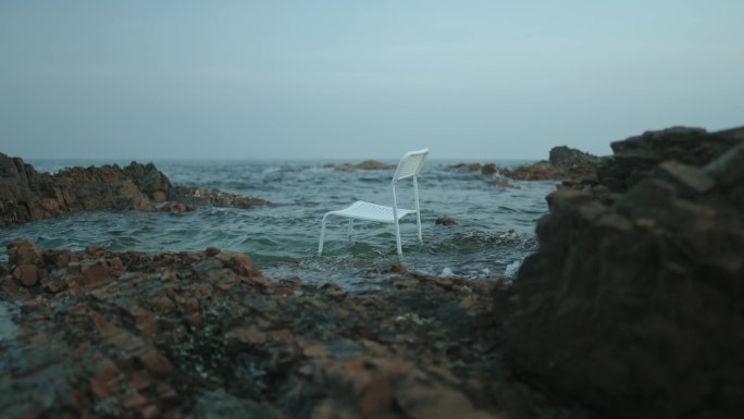 海边海浪拍打椅子意境氛围实拍