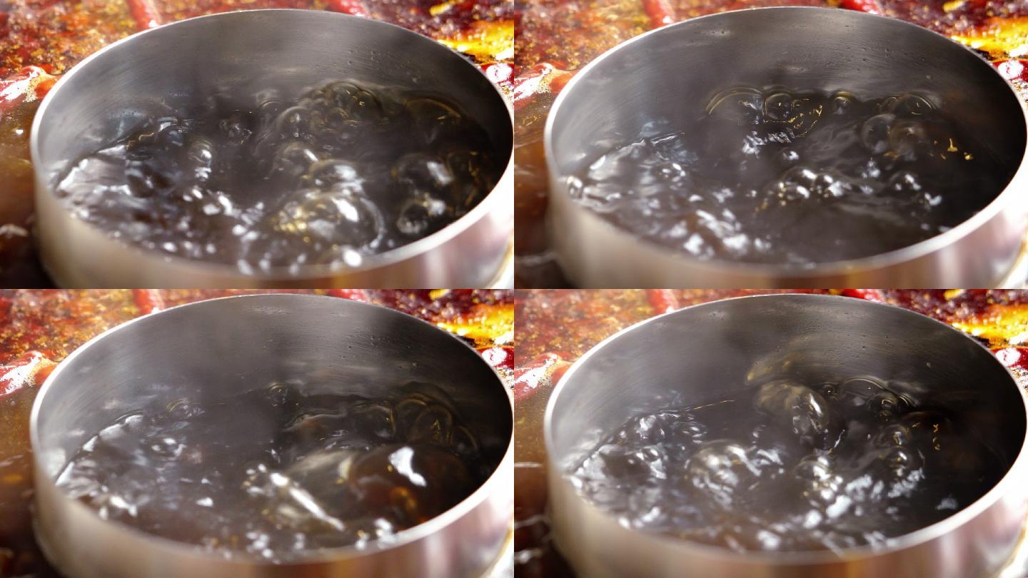 火锅煮汤的慢动作沸腾的水