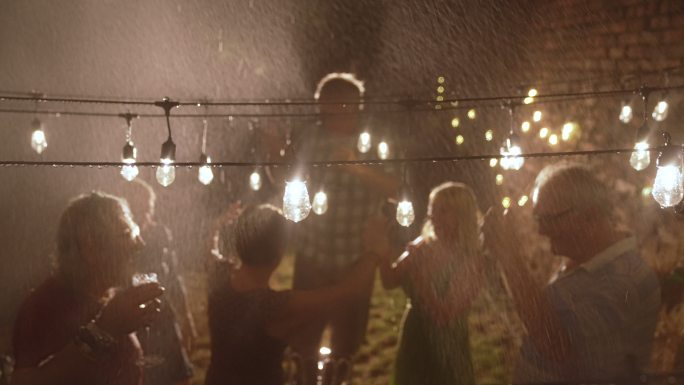 人们在雨中跳舞跳舞