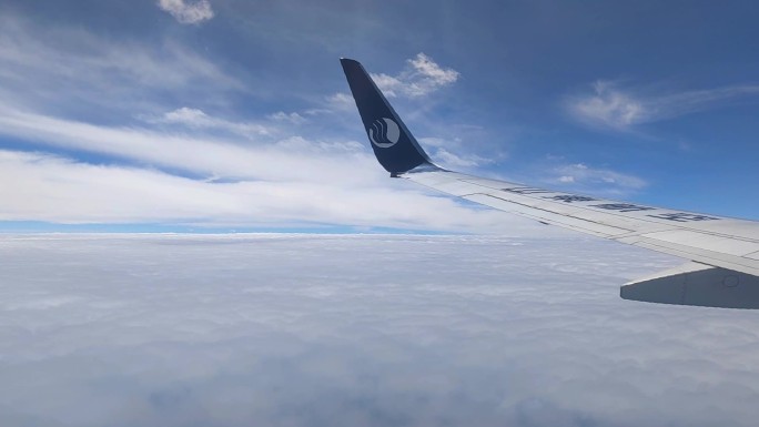 山东航空航班云层上飞行