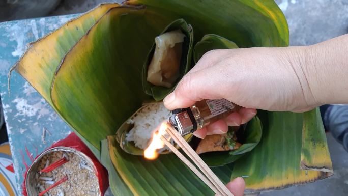 手烧香成德泰国手烧香炉用芭蕉叶包裹食物祈