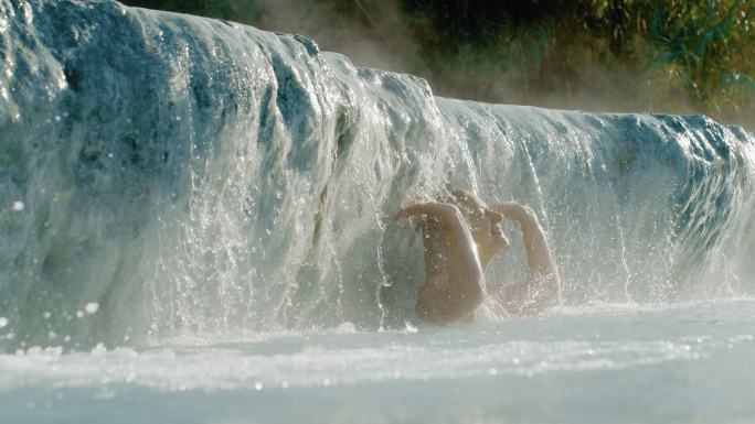 超级斯洛莫女士在土星温泉享受热水瀑布