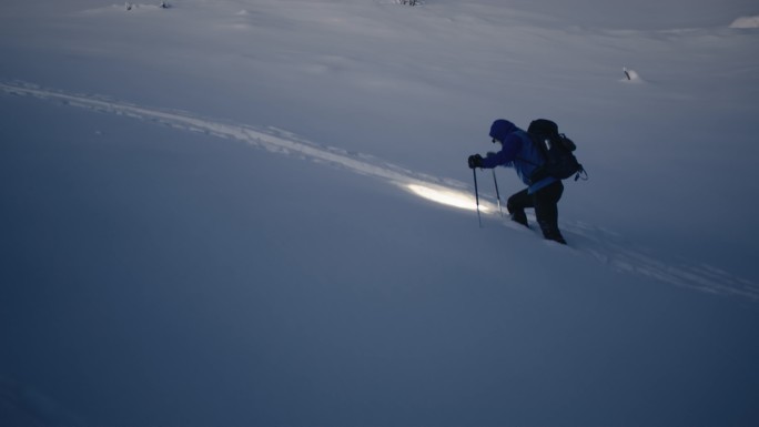 斯洛·莫（SLO MO）是一个面目全非的徒步旅行者，他在陡峭的山坡上涉过新鲜的积雪