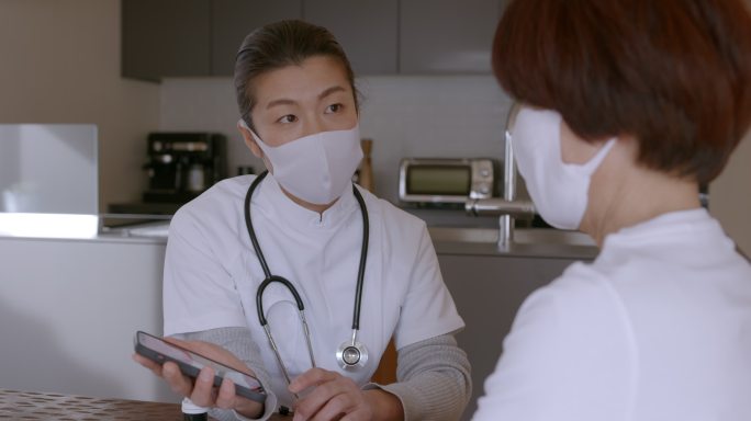MS-戴着面具的护士进行家访，与老年患者交谈