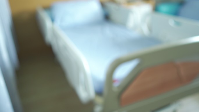 平移镜头模糊了医院病房的空床