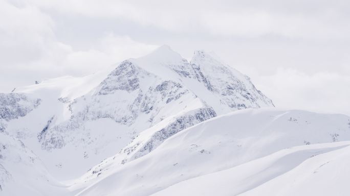 在雾蒙蒙的冬日里欣赏白雪皑皑的群山