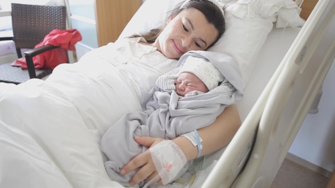 新生儿和母亲生产产妇幼儿宝宝生命诞生出生