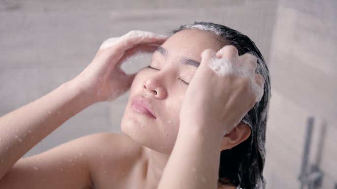 亚洲妇女洗澡和洗头。