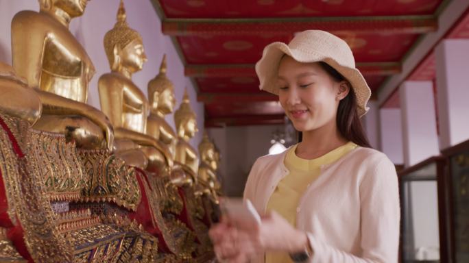 亚洲女子在泰国用手机旅行聊天照片