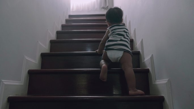 婴儿（12个月）爬上台阶