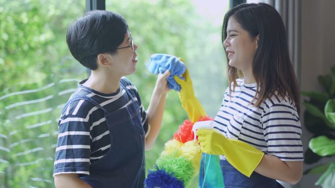 LGBT家庭清洁家务