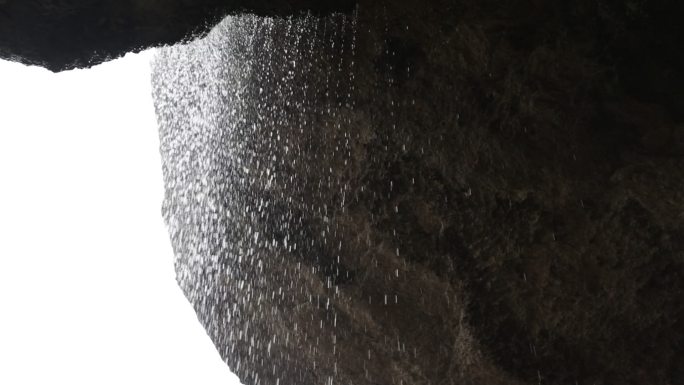 悬崖岩石清澈泉水雨水黑白洒落