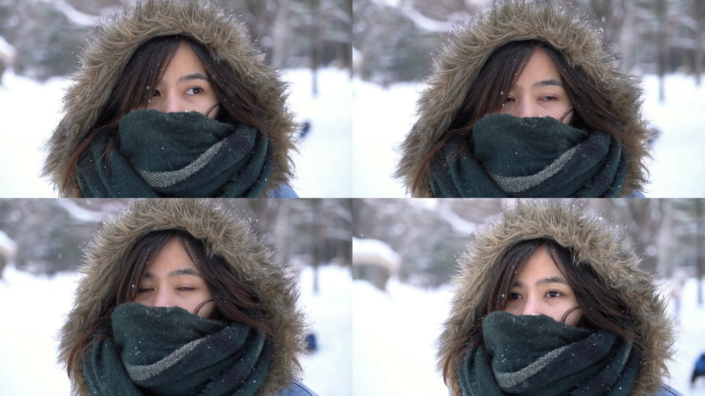 日本北海道札幌丸山公园，年轻的亚洲女人在下雪