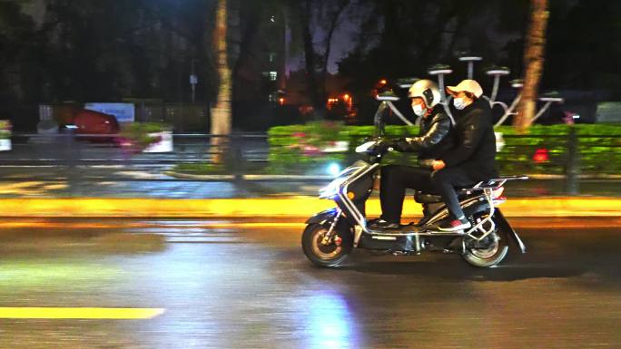 雨天夜晚加班骑电动车载人回家