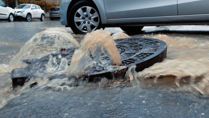 大雨导致污水外溢-城市洪水