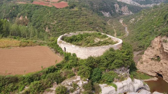 山西古堡瀑布梯田