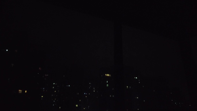 打雷闪电城市夜晚楼房阳台窗户外雨云积雨