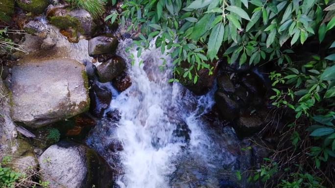 山间溪流泉水