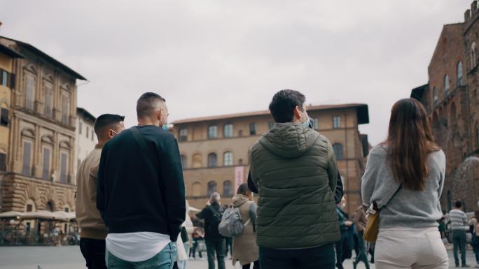 斯洛·莫（SLO MO）导游与一小群游客谈论市政厅维奇奥宫（Palazzo Vecchio）的景点