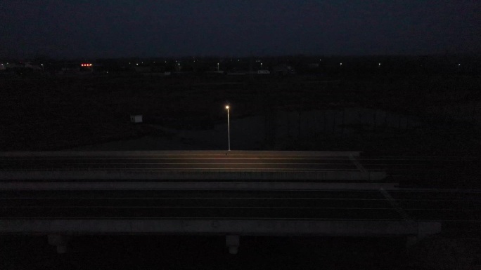 黄昏下路边太阳能路灯绿色电源