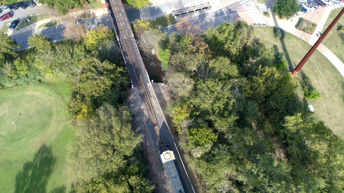 德克萨斯州奥斯汀市火车轨道和火车穿越镇湖大桥俯瞰的无人机视图
