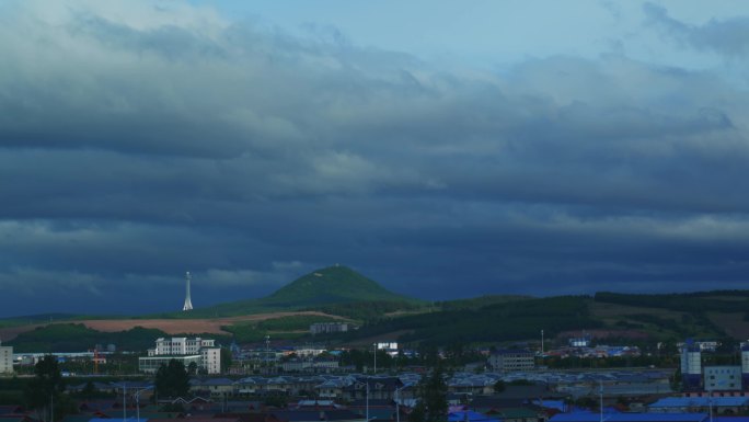 延吉市帽儿山与地震气象台暴雨前的长焦夏天