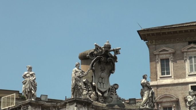 梵蒂冈，罗马：伯尼尼柱廊上的亚历山大七世盾徽