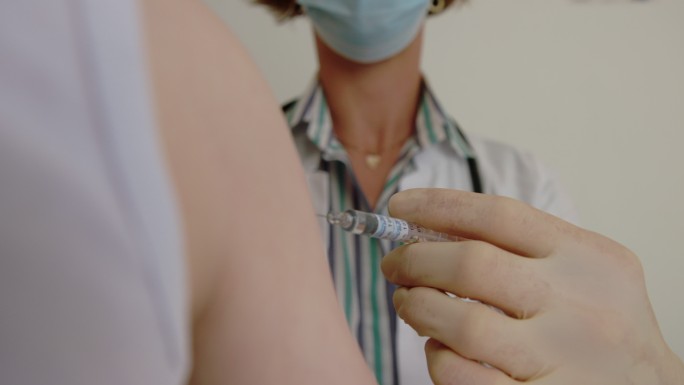 专业医务人员为儿童注射疫苗