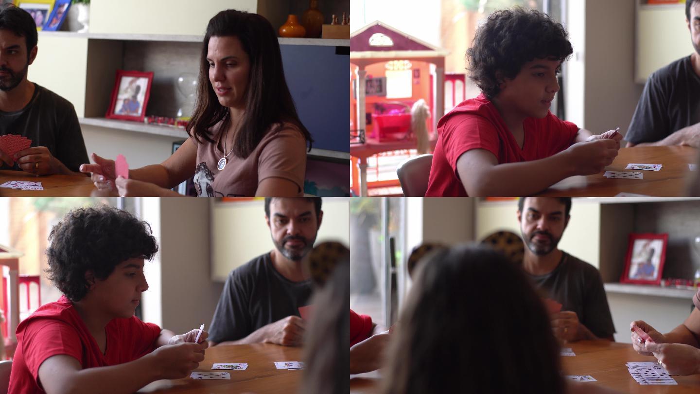 家庭成员在家打牌家庭氛围相框牌桌