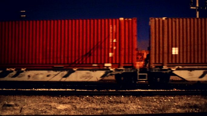 夜间货运列车。铁路集装箱运输夜景