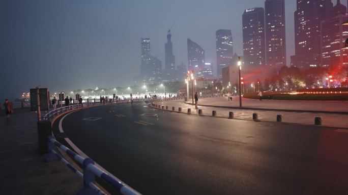 雨后的马路街道都市霓虹灯氛围夜晚实拍