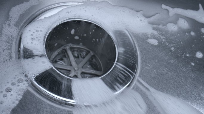 LD肥皂水顺着不锈钢排水孔流下