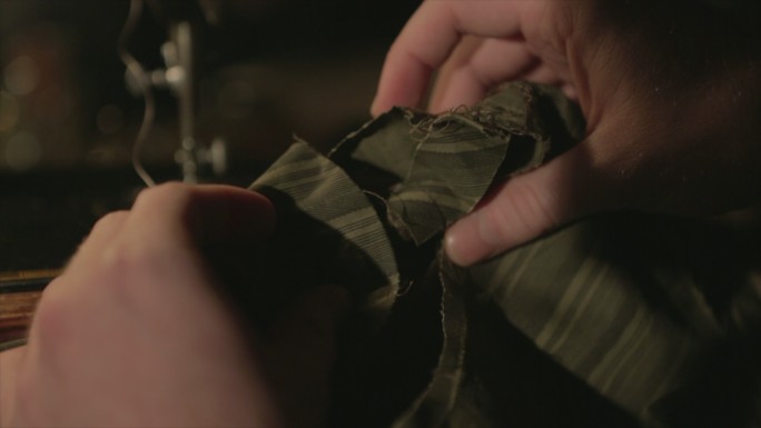 裁缝拉松线检查衣服上的裂口