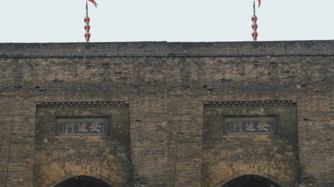 中国西安古城墙雪中。
