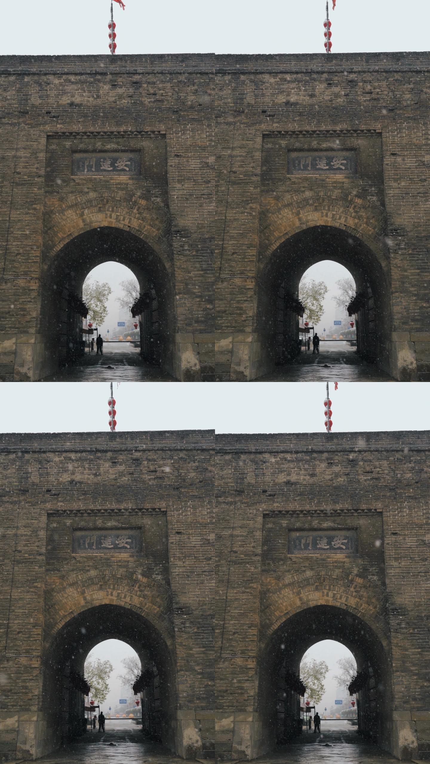 中国西安古城墙雪中。