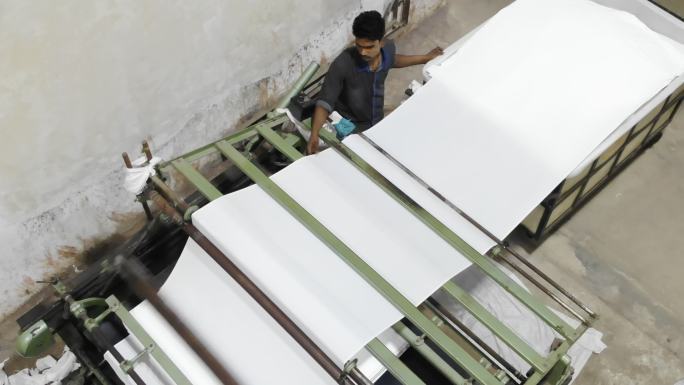 印度业务-纺织厂工人操作全自动工业机械
