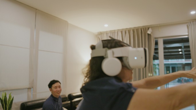 首次玩成人虚拟现实模拟器。