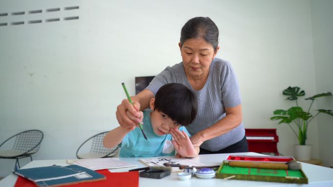 亚洲男孩向祖母学习中国书法