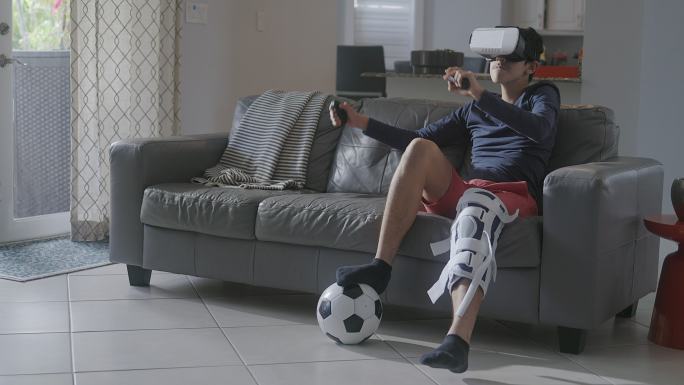 使用VR设备进行矫形石膏的青少年