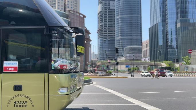 上海封城中的街道路口