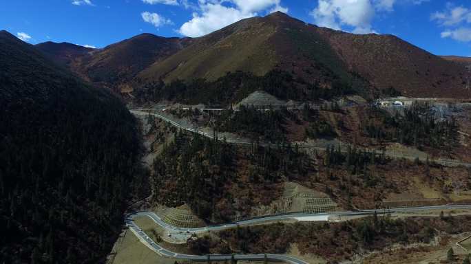 道路崎岖 蜿蜒盘旋