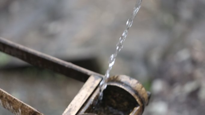 农村田野毛竹水车灌水浇水转动清澈溪水