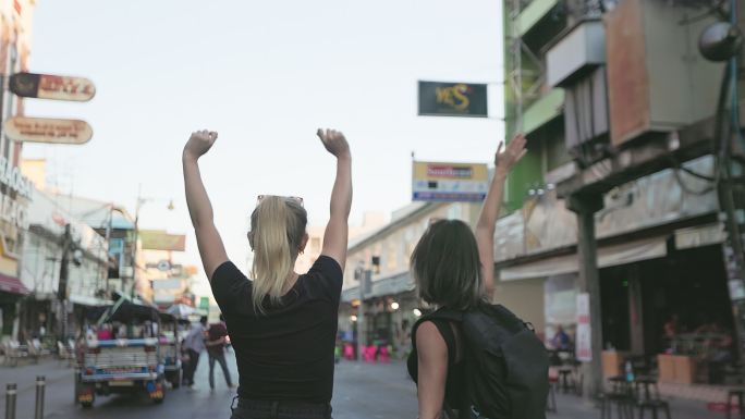 两位年轻的旅游女性微笑着享受曼谷的假期。