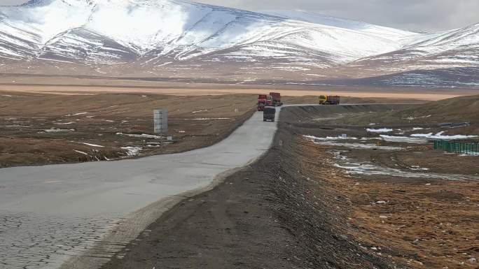 青藏公路昆仑山口路段运送物资的货运车辆