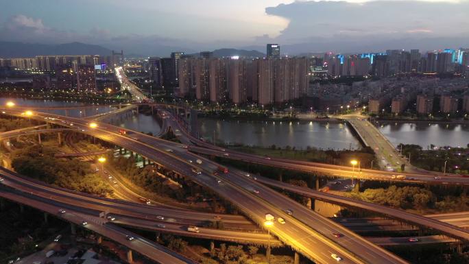 晚上，鸟瞰城市复杂的大型高架桥。